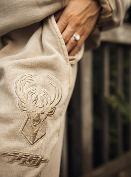 Pro Standard Classic Washed Milwaukee Bucks Sweatpants-model
