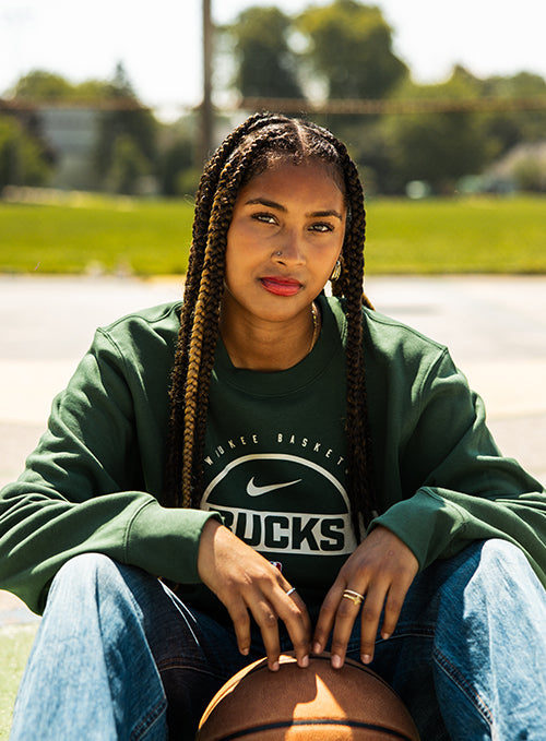 Nike 2025-26 Club Practice Green Milwaukee Bucks Crewneck Sweatshirt-model