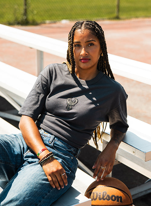 Nike Standard Issue Travel Milwaukee Bucks T-Shirt-model
