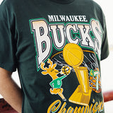 Mitchell & Ness HWC 1971 NBA Champs Milwaukee Bucks T-Shirt-model