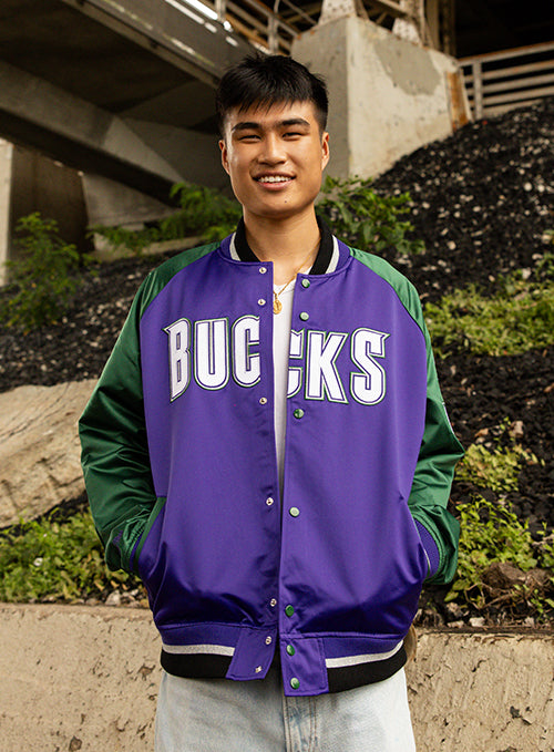 Mitchell & Ness HWC '93 Playmaker Milwaukee Bucks Satin Jacket - model