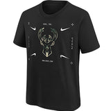 Juvenile Nike ESS ATC Logo 2 Milwaukee Bucks T-Shirt In Black - Front View