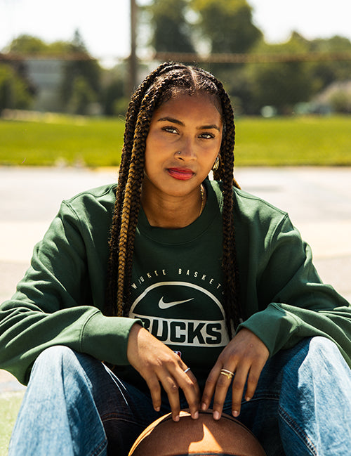 Nike 2025-26 Club Practice Green Milwaukee Bucks Crewneck Sweatshirt-model