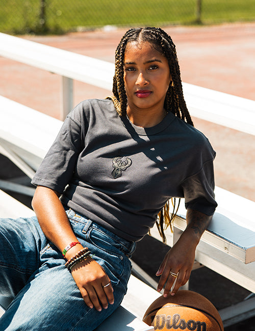 Nike Standard Issue Travel Milwaukee Bucks T-Shirt-model