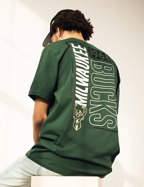 New Era Leisure Green Milwaukee Bucks T-Shirt-model