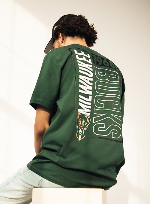 New Era Leisure Green Milwaukee Bucks T-Shirt-model