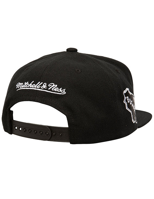 Mitchell & Ness Milwaukee Bucks Black and White Evergreen Snapback Hat-back