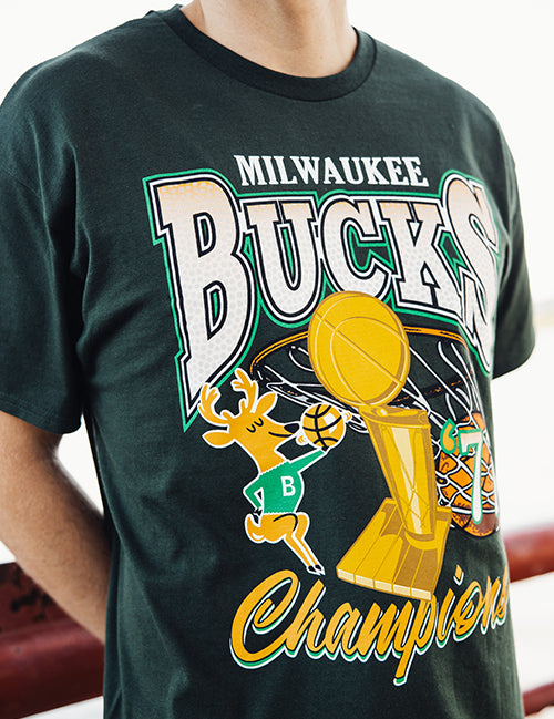 Mitchell & Ness HWC 1971 NBA Champs Milwaukee Bucks T-Shirt-model