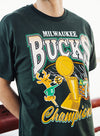 Mitchell & Ness HWC 1971 NBA Champs Milwaukee Bucks T-Shirt-model