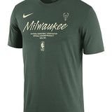 Nike Essential Logo 2 Fir Milwaukee Bucks T-Shirt in Green - Front View