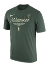 Nike Essential Logo 2 Fir Milwaukee Bucks T-Shirt in Green - Front View
