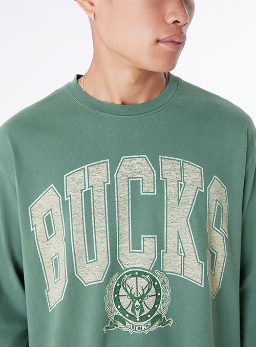 New Era Oversized Long Sleeve Injection Milwaukee Bucks T-Shirt-close up