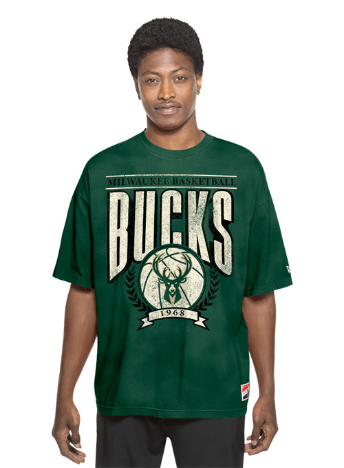 New Era Throwback Milwaukee Bucks Washed T-Shirt-model