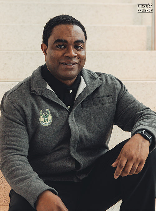 Magna-Ready Adaptive Charcoal Knit Milwaukee Bucks Fleece Long Sleeve Jacket with Magnetic Closures-model