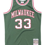 Mitchell & Ness Hardwood Classics 1970 Kareem Abdul-Jabbar Milwaukee Bucks Swingman Jersey In Green - Front View