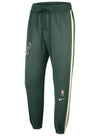 Men's Nike Dri-FIT Showtime On-Court Fir Milwaukee Bucks Pants In Green - Front View